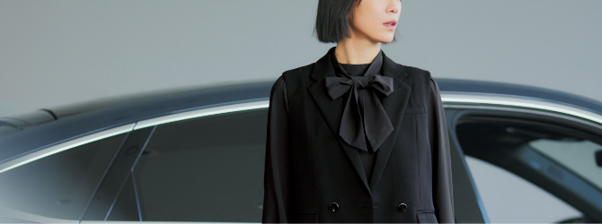 ENJOY Noirの黒色の制服を着用しているカーディーラーのスタッフ