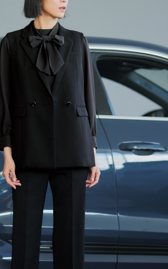 ENJOY Noirの黒色の制服を着用しているカーディーラーのスタッフ