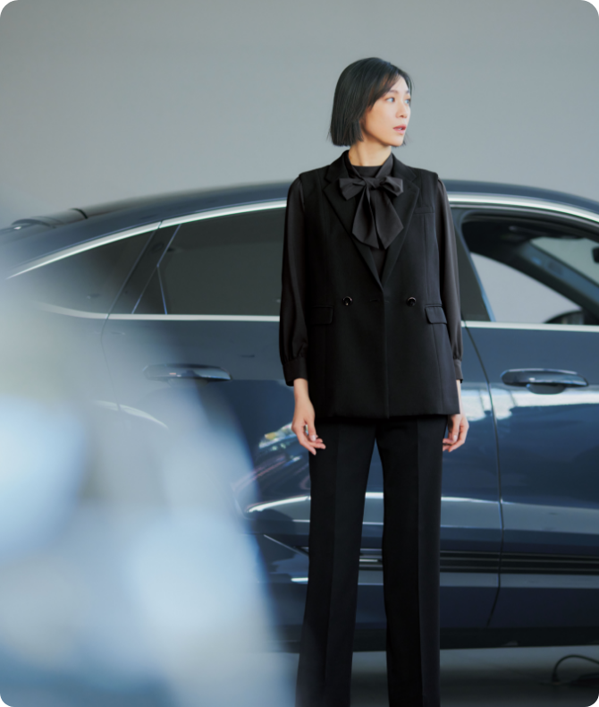 ENJOY Noirの制服を着用したカーディーラーのスタッフ