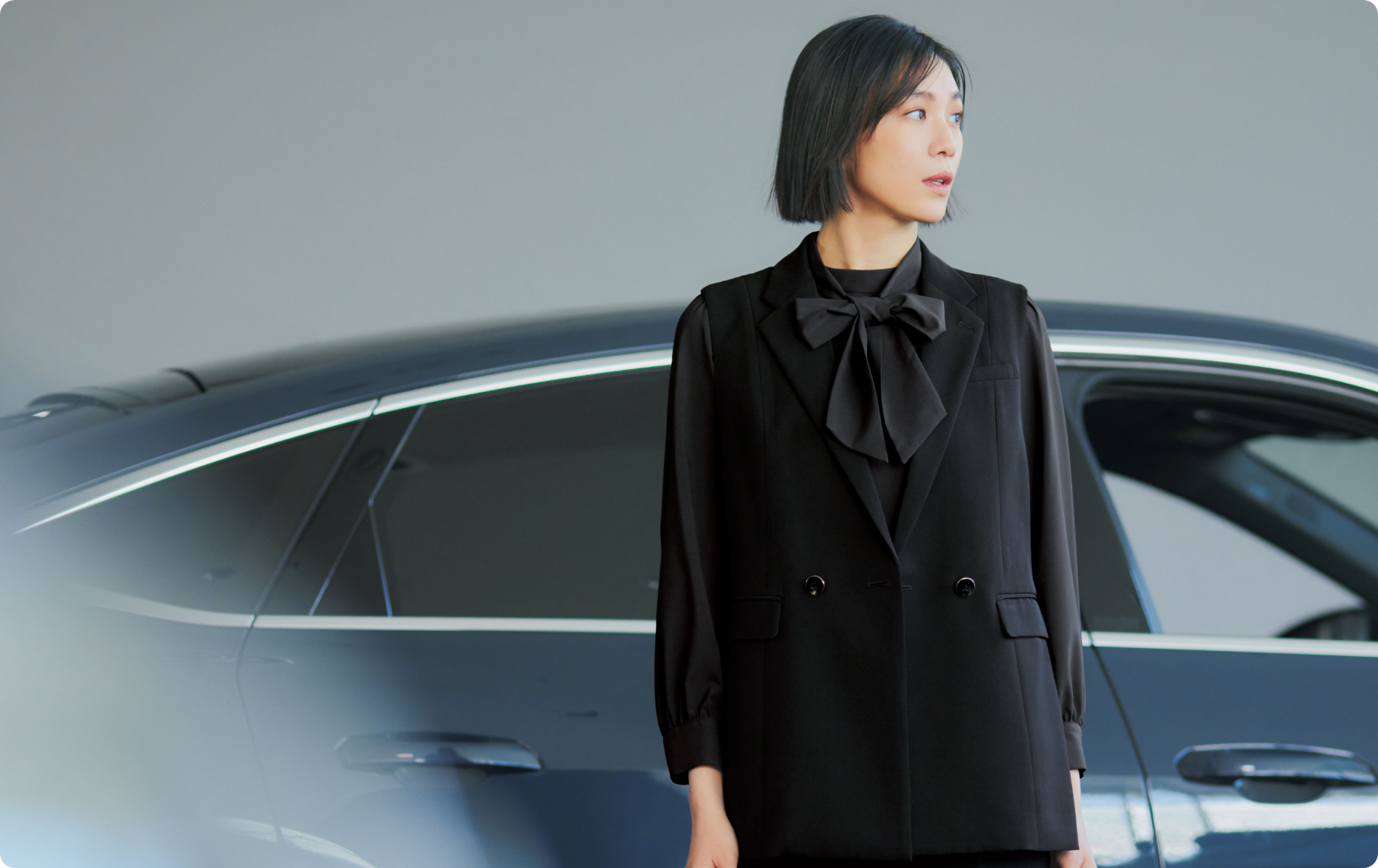 ENJOY Noirの制服を着用したカーディーラーのスタッフ