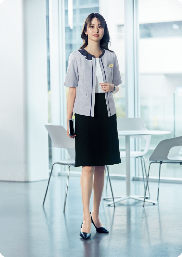 ENJOY Noirの制服を着用し、タブレットを持っているショールームスタッフ