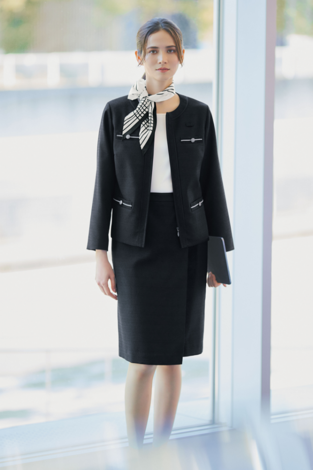 ENJOY Noirの制服を着用し、タブレットを持っているカーディーラーのスタッフ
