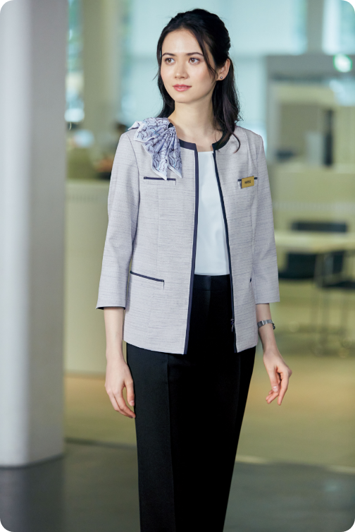 ENJOY Noirの制服を着用し、立っているカーディーラーのスタッフ