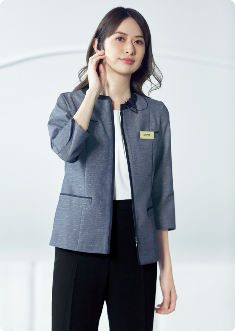ENJOY Noirの制服を着用し、立っているカーディーラーのスタッフ