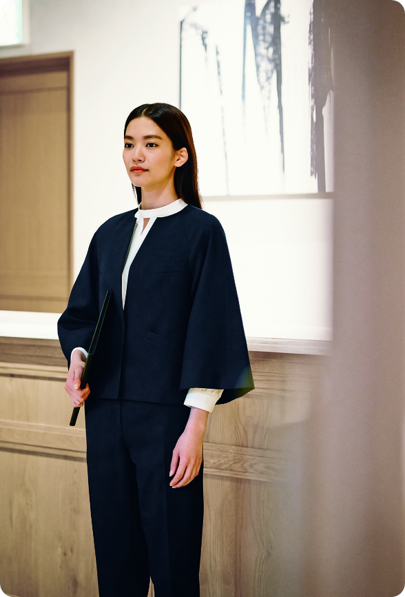ENJOY Noirの制服を着用し、ファイルを持っているプランナー