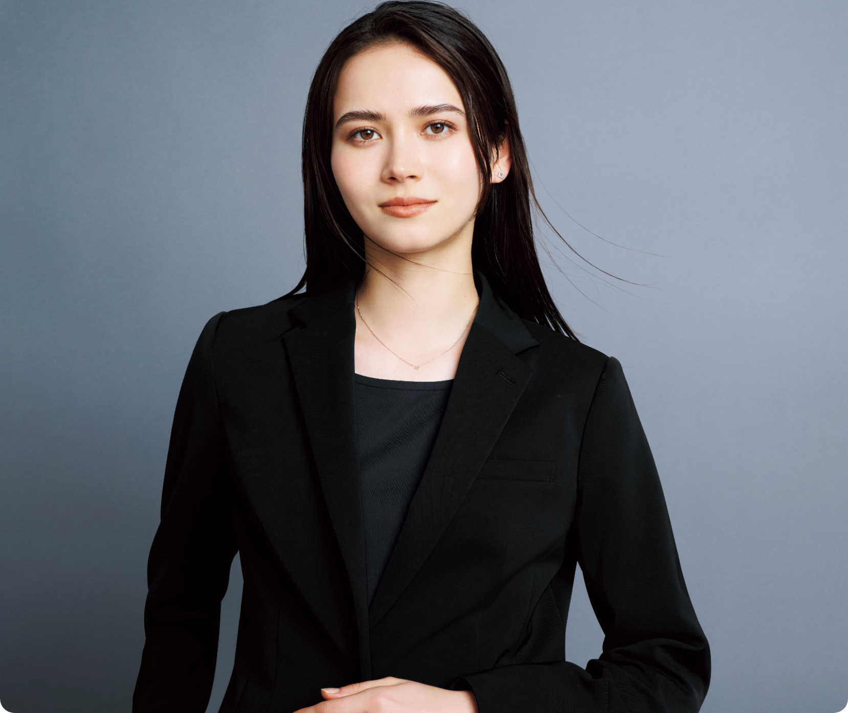 ザ ブラック クローゼットシリーズファーストビュー、ジャケットを着た女性